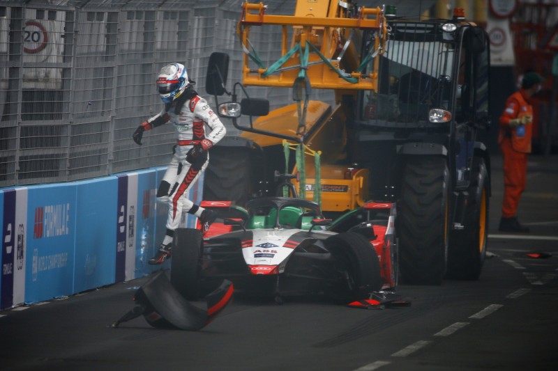 Ein häufiges Bild in der Formel E: Ein beschädigter Bolide am Haken