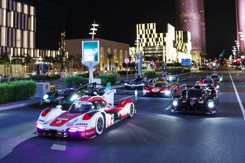 Die WEC-Hypercars (hier bei einer Parade in Doha) sind bis auf den Aston Martin Hybridfahrzeuge
