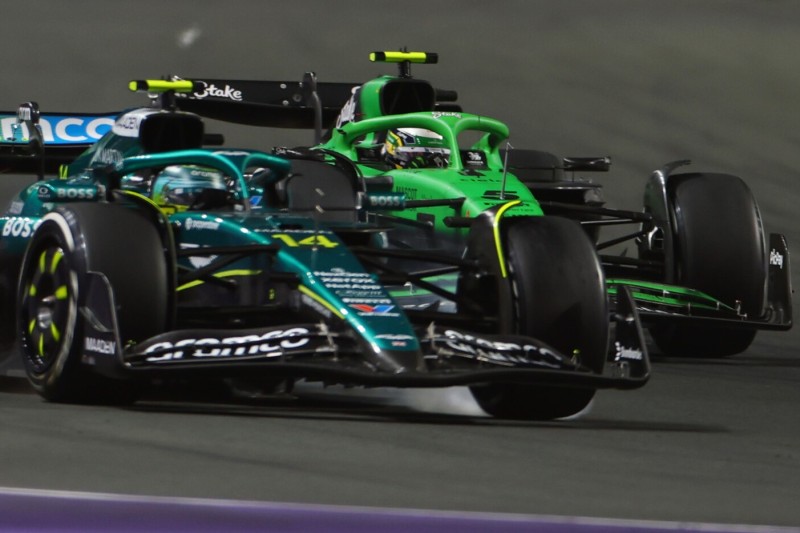 Fernando Alonso verbremst sich und geht weit, Gabriel Bortoleto schaut zu