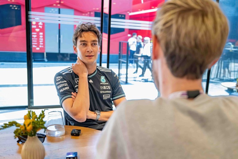 Mercedes-Pilot George Russell im Gespräch mit Frederik Hackbarth