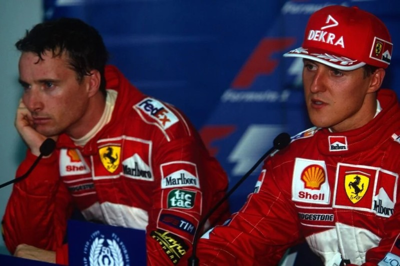 Michael Schumacher und Eddie Irvine bei einer Pressekonferenz