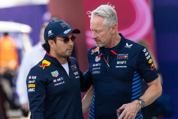 Sergio Perez und Red-Bull-Sportdirektor Jonathan Wheatley