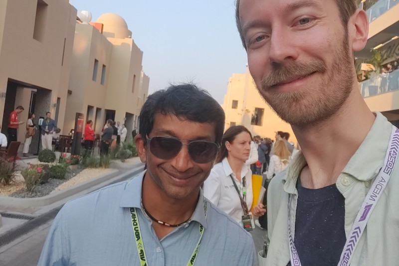 F1-Besuch in Abu Dhabi: Kult-Inder Karthikeyan und Reporter Hackbarth