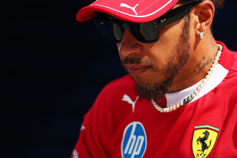 Ein nachdenklicher Lewis Hamilton im Formel-1-Fahrerlager 2025