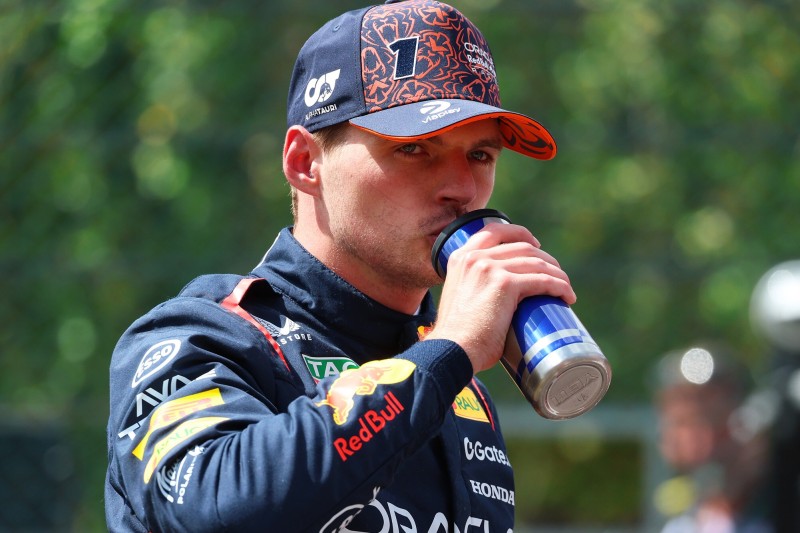 Tiefer Schluck aus der Dose: Bleibt Max Verstappen Red Bull weiter treu?