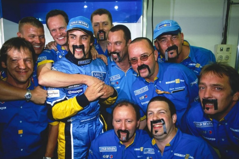 Seinen ersten Sieg in Ungarn 2003 feierte Alonso auf ganz spezielle Weise ...