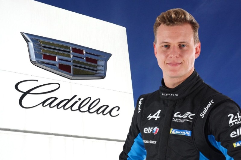 Mick Schumacher posiert vor einem Cadillac-Logo (Fotomontage)
