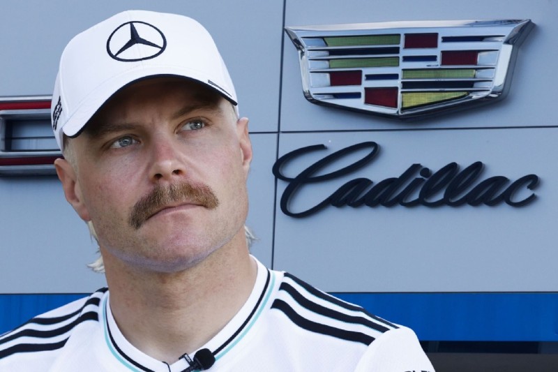 Fotomontage: Valtteri Bottas vor einem Cadillac-Logo