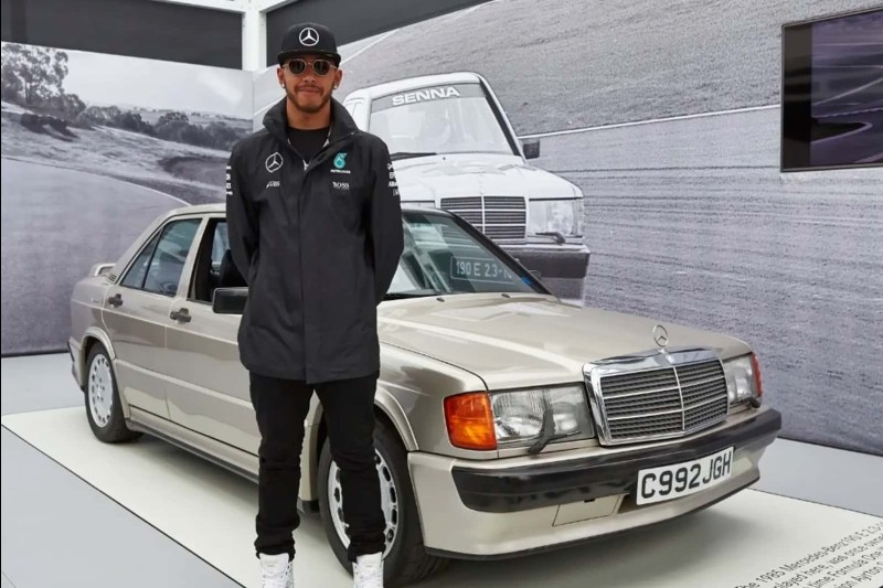 Lewis Hamilton posiert neben dem Mercedes 190 E 
