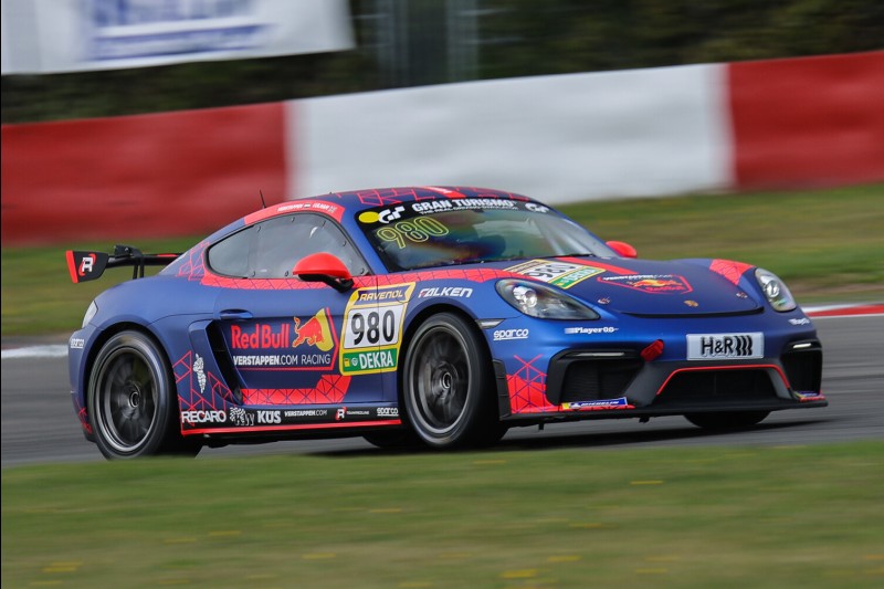 Max Verstappen hat das Rennen im Porsche Cayman absolviert