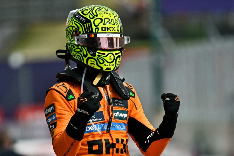Lando Norris jubelt nach seinem Sieg beim Formel-1-Rennen in Ungarn 2025