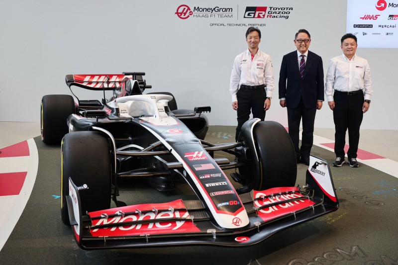 Haas-VF-24 mit Ayao Komatsu und Toyota-Vertretern