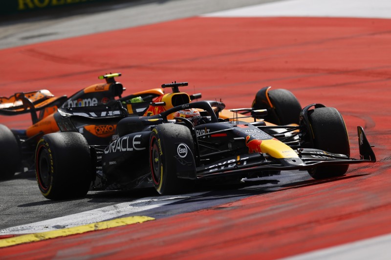 Max Verstappen (Red Bull RB20) und Lando Norris (McLaren MCL38) beim Formel-1-Rennen in ÖSterreich 2024