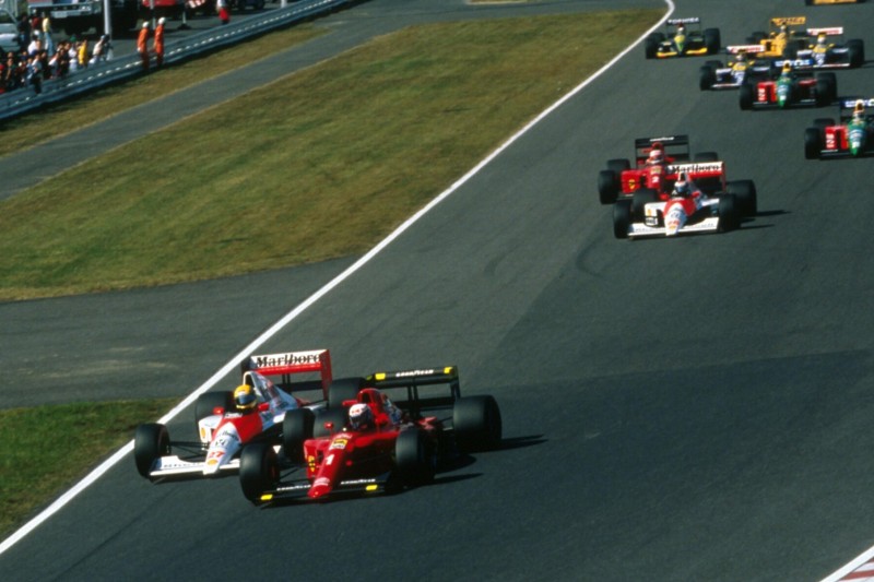 Ayrton Senna greift Alain Prost nach dem Start zum Japan-GP 1990 an