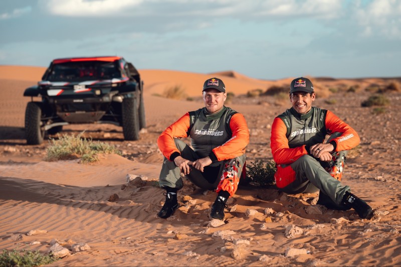 Dennis Zenz, Lucas Moraes