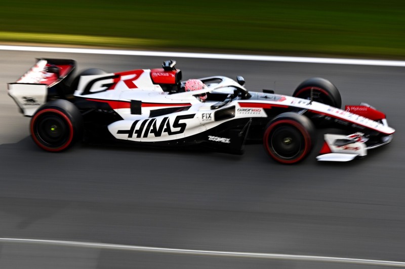 Esteban Ocon im Haas VF-26 beim Formel-1-Shakedown 2026 in Barcelona