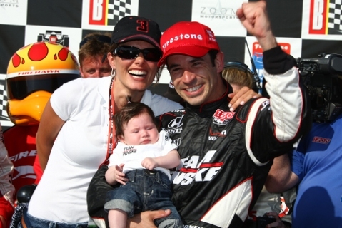 Adriana, Mikaella i Helio Castroneves | Fot. Dan Helrigel