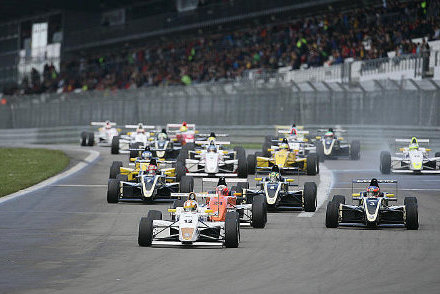 Start na Nürburgringu - Fot. adac-formel-masters.de