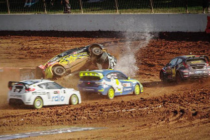 Dachowanie Tannera Fousta | Fot. Ford Racing