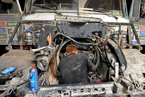 Naprawa Tatry Artura Ardawicziusa | Fot. bonverdakarproject.com