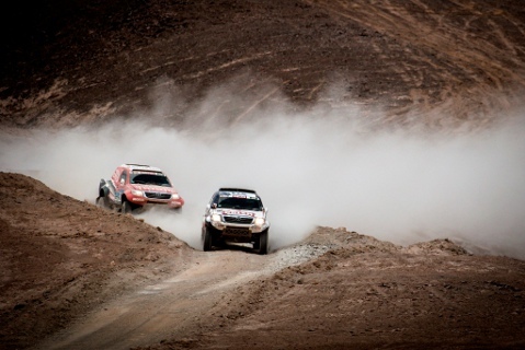 Marek Dąbrowski holuje Christiana Lavieille'a | Fot. ORLEN Team