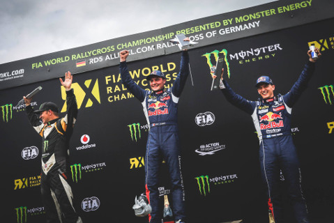 Podium na Esteringu | Fot. Peugeot Sport