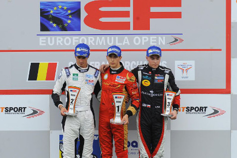 Podium debiutantów | Fot. FOTOSPEEDY