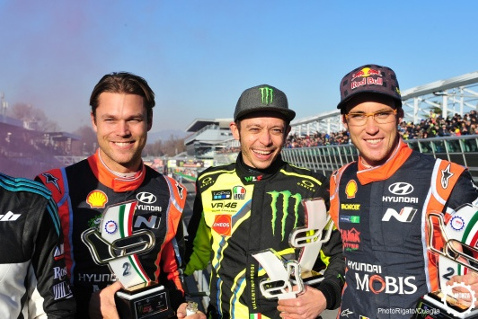 Andreas Mikkelsen, Valentino Rossi i Thierry Neuville | Fot. PhotoRigato/Quaglia
