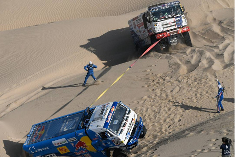 Martin Kolomý ratuje Kamaza | Fot. Instagram