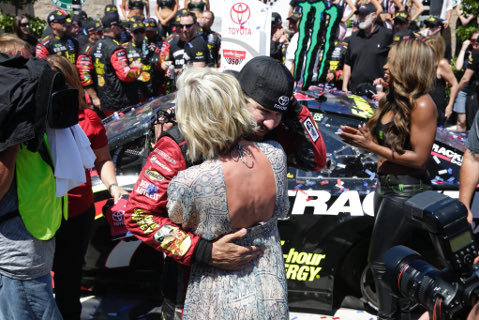 Martin Truex Jr i Sherry Pollex | Fot. Furniture Row Racing