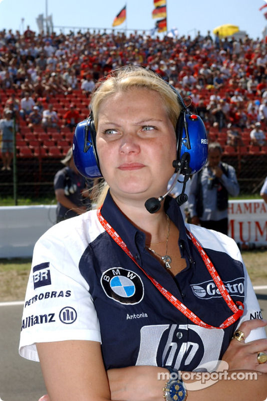 Fora das pistas, elas se destacam também. Antonia Terzi teve passagens pela Ferrari e Williams, sendo chefe de aerodinâmica da equipe inglesa até 2004.