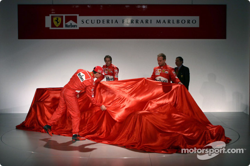 Michael Schumacher, Luca Badoer ve Rubens Barrichello yeni Ferrari F2004