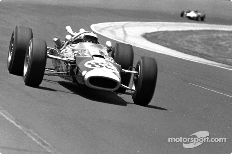 Jim Clark, Lotus-Ford, ganó la primera victoria de Indy 500 con Ford y el primer para un coche de motor trasero en 500
