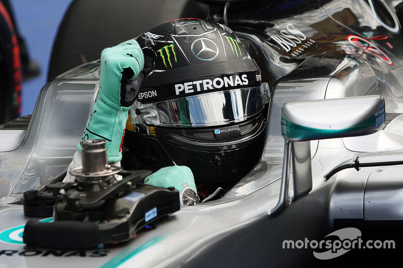 Nico Rosberg, Mercedes AMG F1 festeggia la sua pole position nel parco chiuso