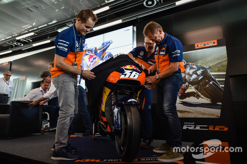 Mika Kallio, Sebastian Risse Pit Beirer en Mike Leitner onthullen de KTM MotoGP-motor