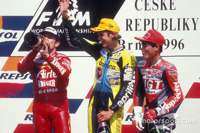 Podio: el ganador Valentino Rossi, segundo clasificado Jorge Martínez, tercero clasificado Tomomi Manako