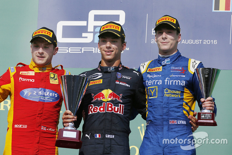 Podium : le vainqueur Pierre Gasley, PREMA Racing, le deuxième Jordan King, Racing Engineering, le troisième Alex Lynn, DAMS