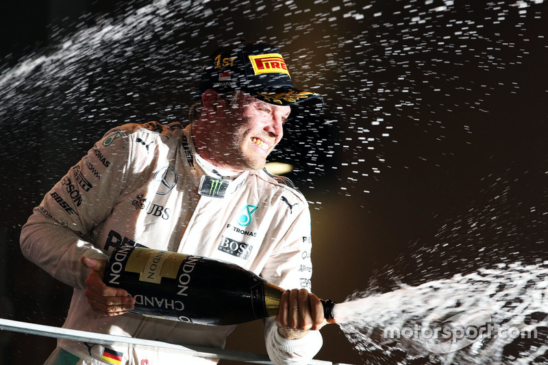 Il vincitore della gara Nico Rosberg, Mercedes AMG F1 festeggia sul podio