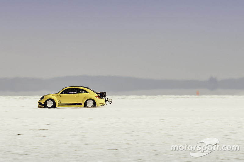Preston Lerner hace un intento de romper el récord de velocidad de tierra en el VW Beetle LSR en Bonneville