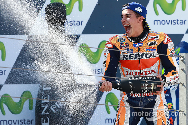 Подіум: Переможець гонки Марк Маркес, Repsol Honda Team святкує із шампанським