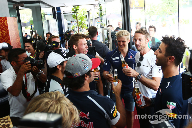 Jenson Button, McLaren celebra sus 300 GP con Daniel Ricciardo, Red Bull Racing; Marcus Ericsson, Sauber F1 Team; Daniil Kvyat, Scuderia Toro Rosso; Sergio Perez, Sahara Force India F1; y Carlos Sainz Jr., Scuderia Toro Rosso