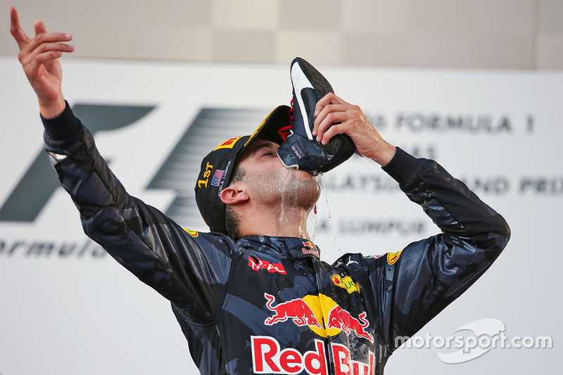 5. Ganador de la carrera de Daniel Ricciardo, Red Bull Racing, celebra en el podio bebiendo champán de la bota