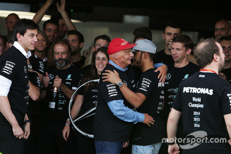 Льюіс Хемілтон з невиконавчим директором Mercedes AMG F, керівником Mercedes AMG F1 Тото Вольффом та командою святкує Кубок конструкторів