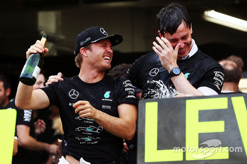 Ніко Росберг, Mercedes AMG F1 святкує перемогу у Кубку конструкторів із командою і керівником Mercedes AMG F1 Тото Вольффом