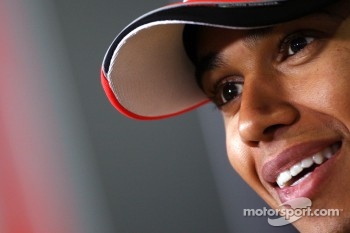 Hamilton fears Red Bull's pace at Barcelona