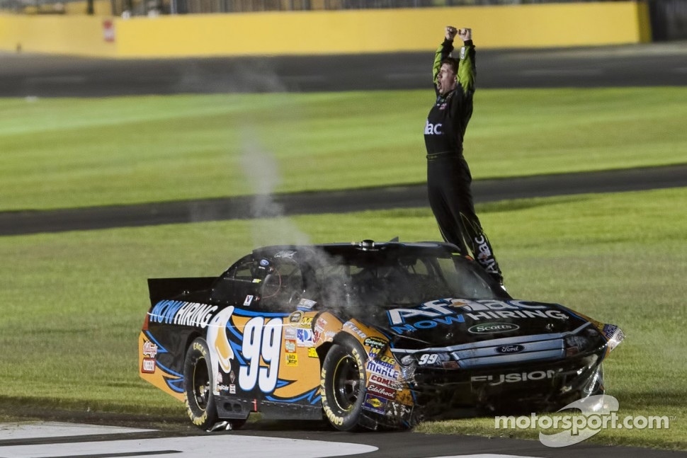 Winner Carl Edwards, Roush Fenway Racing Ford celebrates