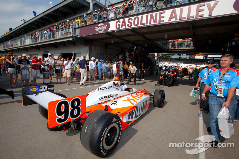 2011: Wagen Dan Wheldon, Bryan Herta Autosport with Curb / Agajanian naar startgrid