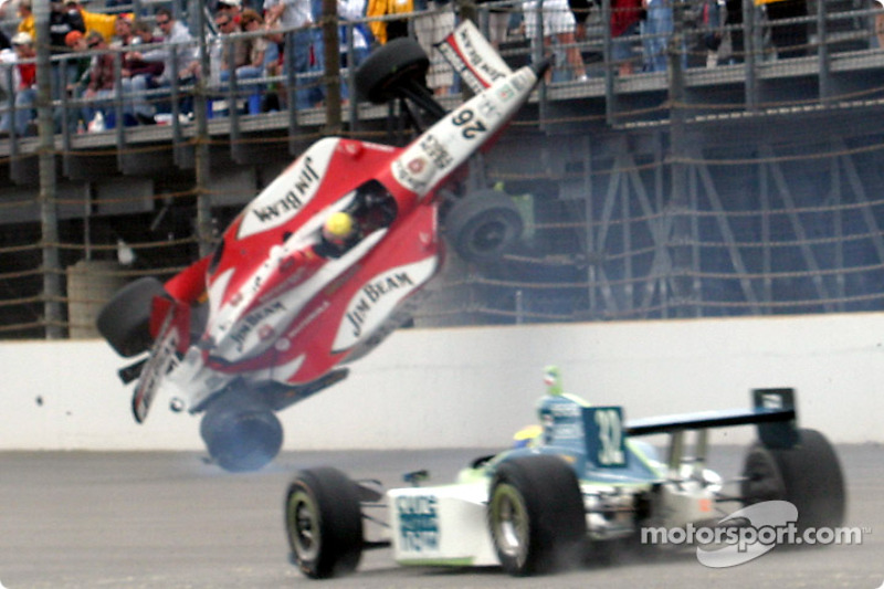 2003: Rookie Dan Wheldon crasht