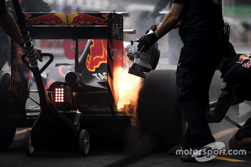 Fuego en los frenos del Red Bull Racing RB12 de Max Verstappen en el pitlane