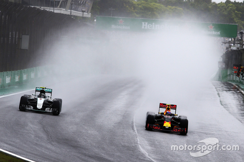 (Зліва направо): Ніко Росберг, Mercedes AMG F1 W07 Hybrid та Макс Ферстаппен, Red Bull Racing RB12 боротьба за позицію
